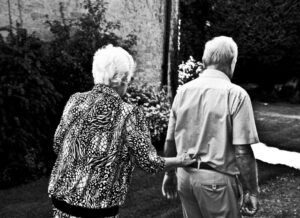 How to Tell Your Friends About a Dementia Diagnosis (And What to Expect)