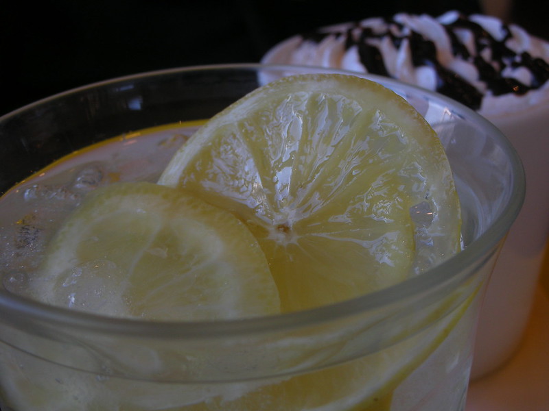 A Senior’s Guide to Homemade Lemonade (No Added Sugar Needed)