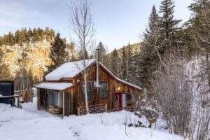 What to Check Before Booking a Holiday House