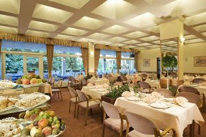 A Senior’s Guide to Eating Out with Dietary Restrictions